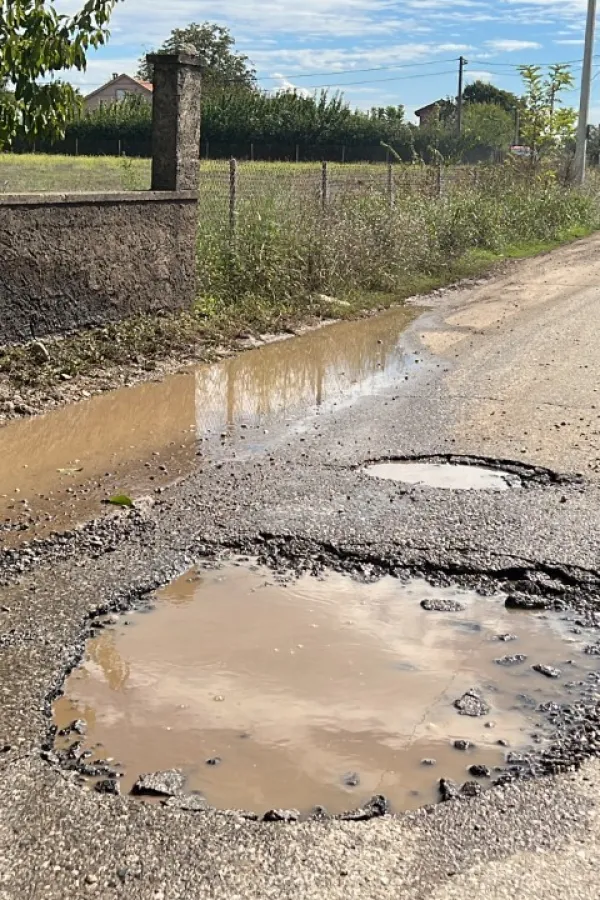 (VIDEO) Uni&scaron;ten glavni put kroz Go&scaron;iće: Vi&scaron;e rupa nego asfalta