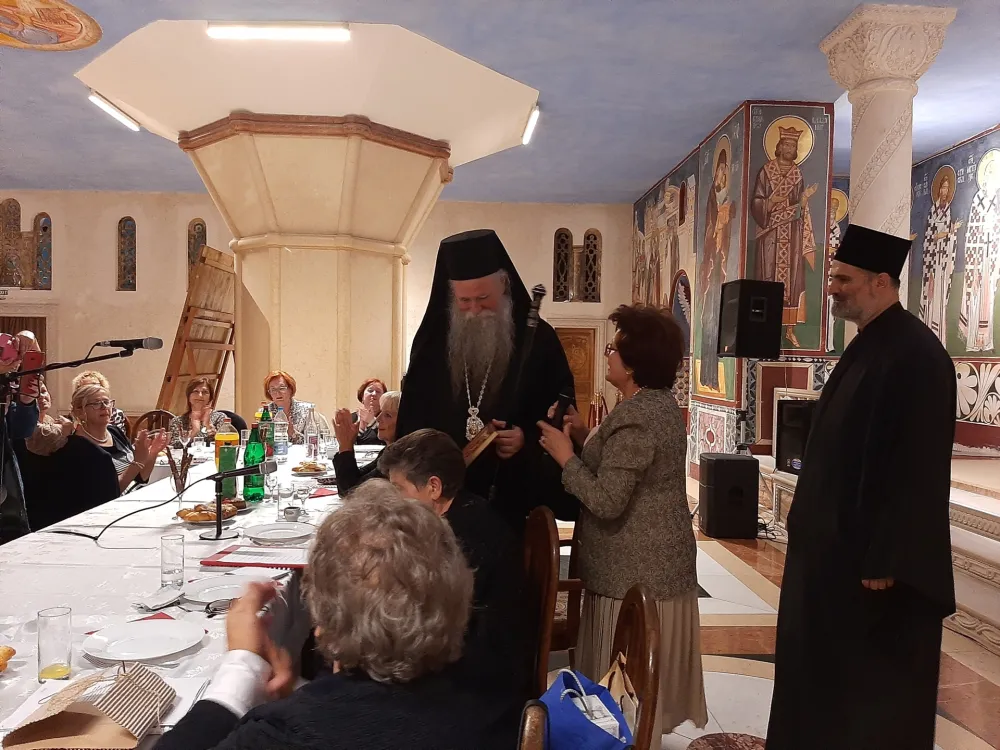 Darovi za mitropolita Jonikija i članice kola