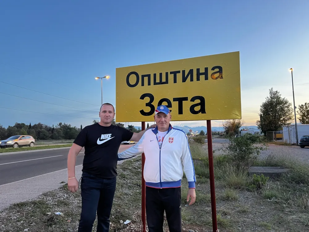 (VIDEO) Mje&scaron;tani i funkcioneri DF simbolično obilježili granice: Znak "Op&scaron;tina Zeta" kod nadvožnjaka u Zelenici