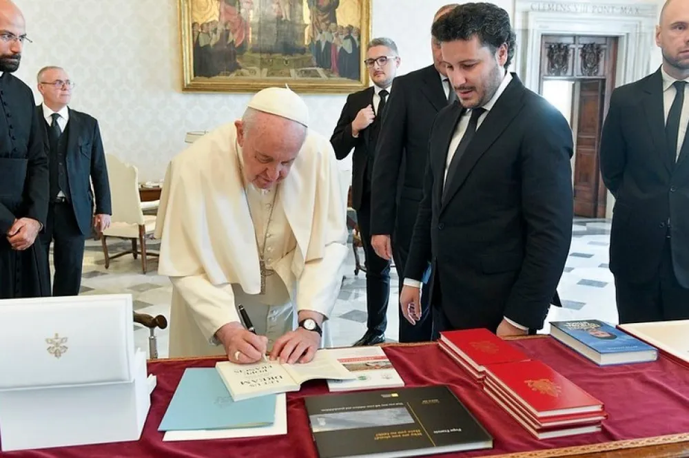 Papa poklonio autorsku knjigu sa posvetom: Abazoviću, sa divljenjem