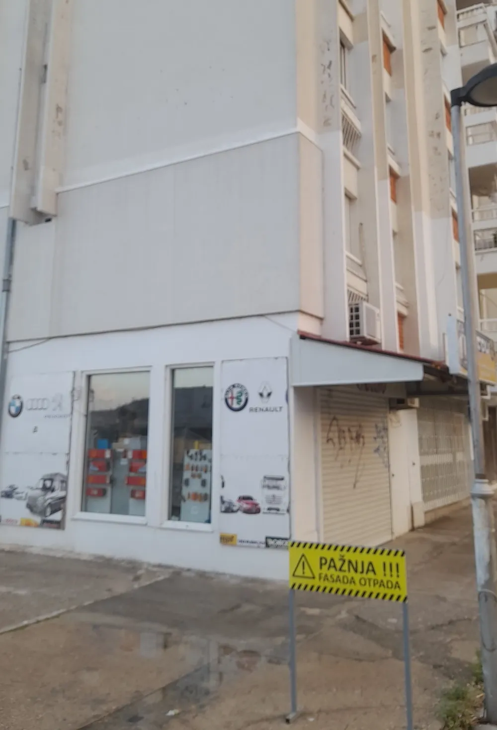 Oronule fasade u centru Bara ruglo i opasnost za građane