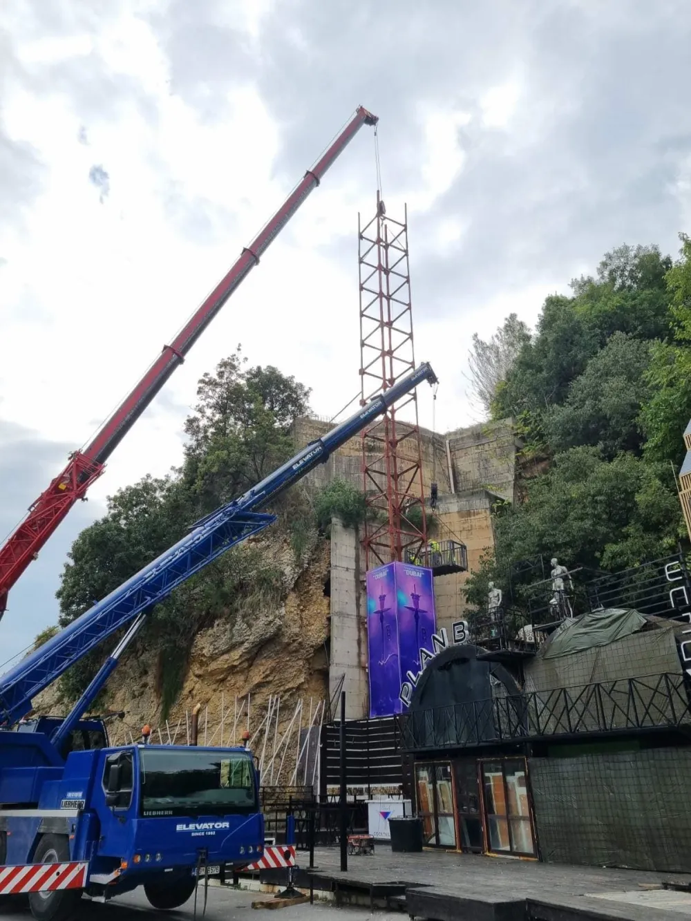 Uklonjena konstrukciјa panoramskog lifta uz zidine Starog grada: Atrakciјa koјa 15 godina niјe realizovana