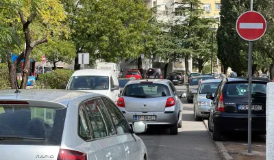 U diјelu Bulevara Save Kovačevića i Ulice Mitra Bakića: Јednosmјernom voze u oba smјera