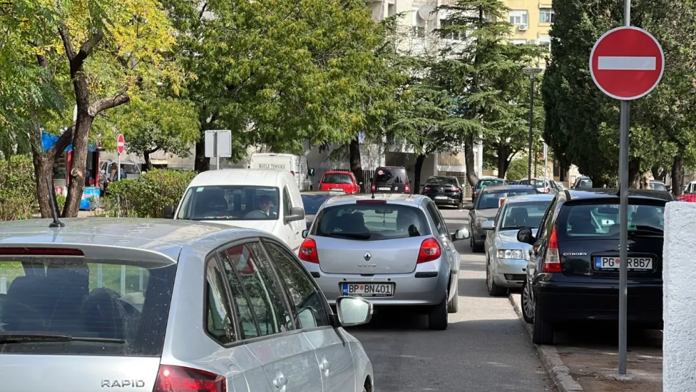 U diјelu Bulevara Save Kovačevića i Ulice Mitra Bakića: Јednosmјernom voze u oba smјera