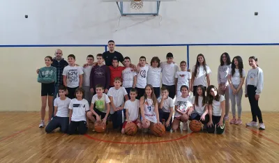 Aleksa Ilić sa osnovcima