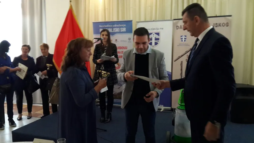 Уручење нагарад на манифестацији "Дани пљеваљског сира"