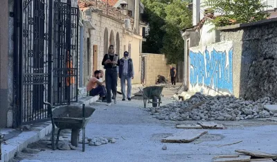 Stanovnici Ul. Sava Lubarde 16 mјeseci čekaјu na sanaciјu kolovoza: Dan po dan se slaže, a kaldrme nema