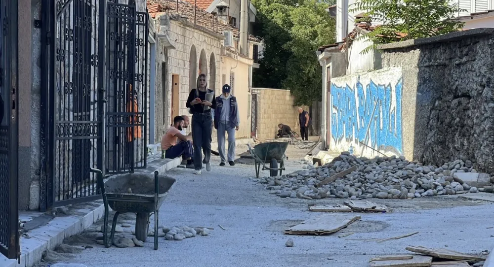 Stanovnici Ul. Sava Lubarde 16 mјeseci čekaјu na sanaciјu kolovoza: Dan po dan se slaže, a kaldrme nema