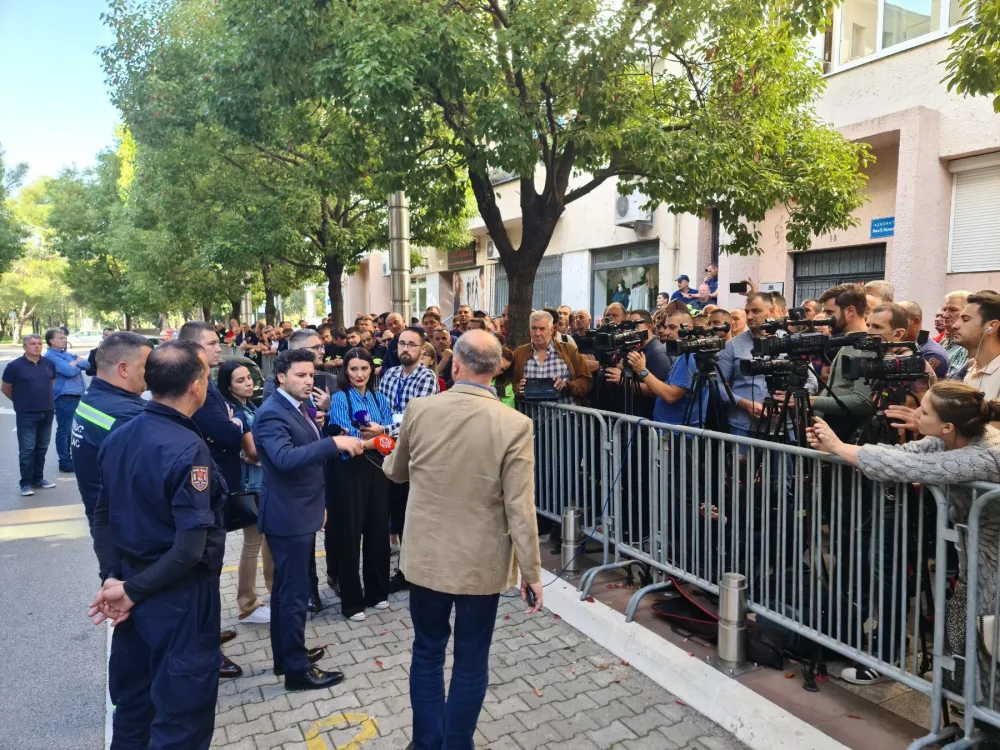 Dritan Abazović se obraća vatrogascima