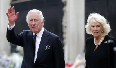 Краљ Царлс Трећи и краљица Камила стижу у Бакингемску палату