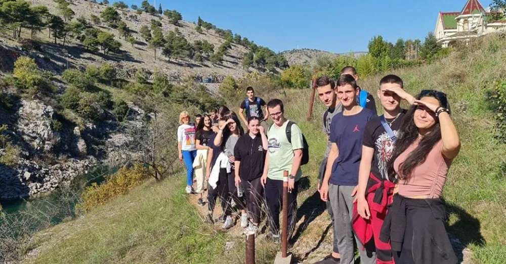 Izlet učenika SS&Scaron; "Ivan Uskoković": Pјe&scaron;ačili do Dukljе