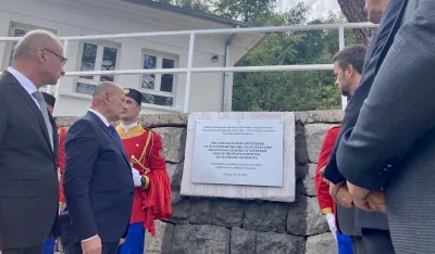 Са церомоније откривања спомен плоче