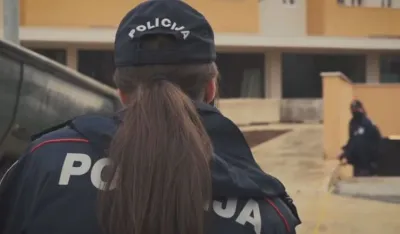 Жена мало у полицији: Илустрација