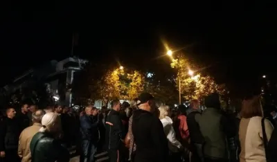 (FOTO/VIDEO) Demonstranti ispred Skup&scaron;tine: Vlast se boji izbora
