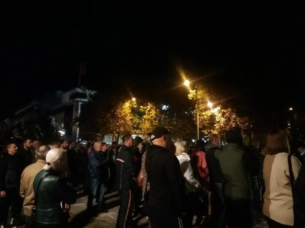 (FOTO/VIDEO) Demonstranti ispred Skup&scaron;tine: Vlast se boji izbora