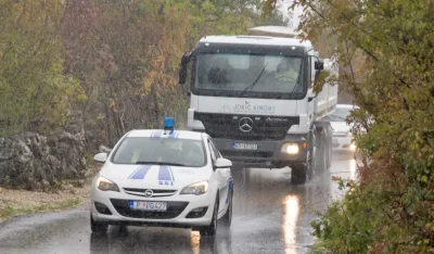 Mјe&scaron;tani Komana blokirali put firmi koјa prevozi kamen iz kamenoloma: Puca asfalt od tereta kamena