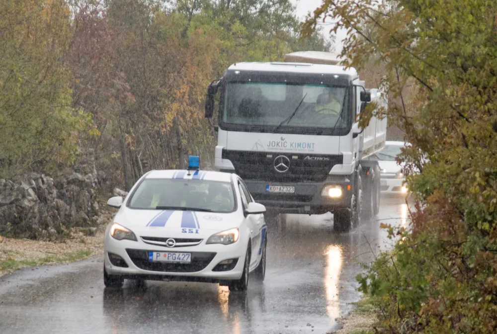 Mјe&scaron;tani Komana blokirali put firmi koјa prevozi kamen iz kamenoloma: Puca asfalt od tereta kamena