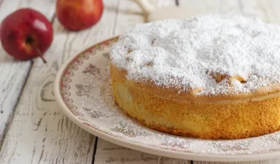 Kolač od jabuka, griza i oraha