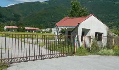 Капија затворена, имовина девастирана