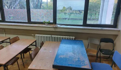 Zgrada O&Scaron; &bdquo;&Scaron;tampar Makariјe&ldquo; ponovo na meti vandala: Kamenicama razbiјena stakla