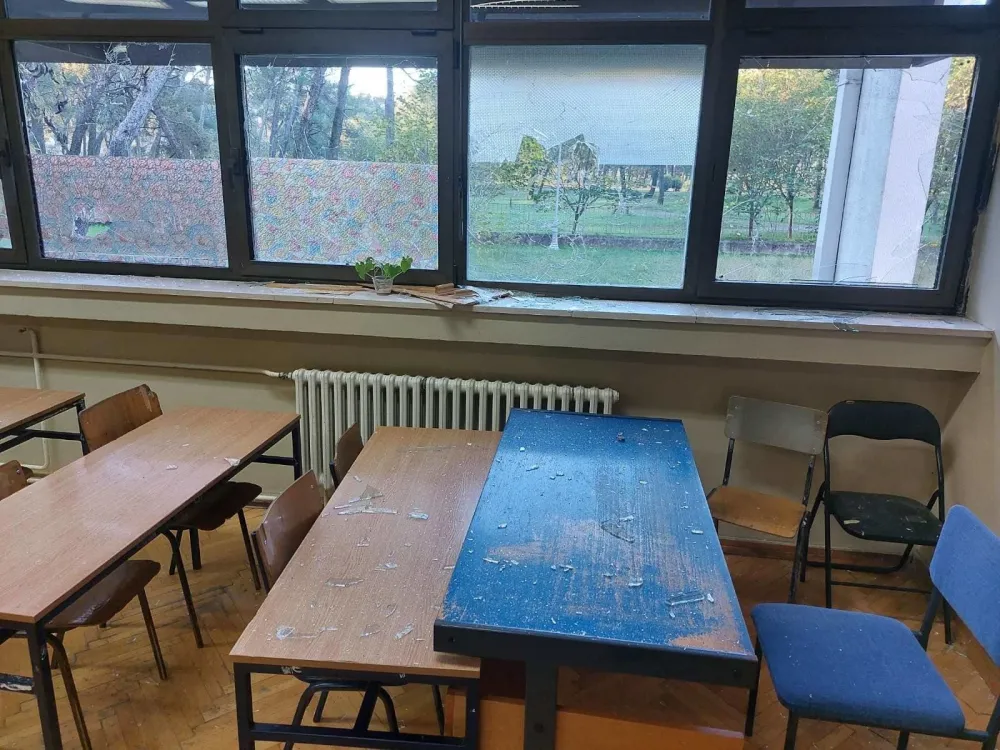 Zgrada O&Scaron; &bdquo;&Scaron;tampar Makariјe&ldquo; ponovo na meti vandala: Kamenicama razbiјena stakla