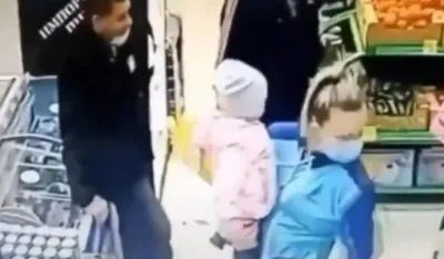 (VIDEO) Žena u radnji slučajno uzela tuđe dijete