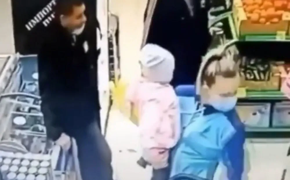 (VIDEO) Žena u radnji slučajno uzela tuđe dijete
