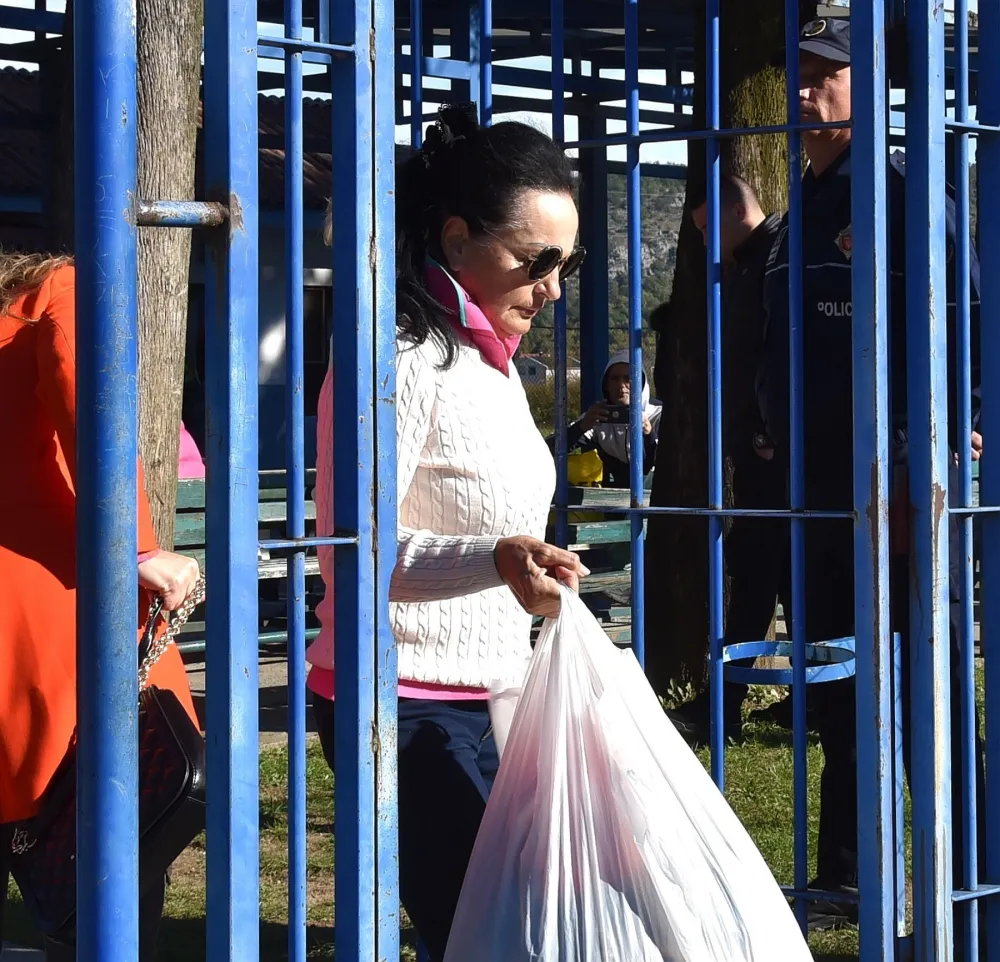 (FOTO) Vesna Medenica iza&scaron;la iz spu&scaron;kog zatvora