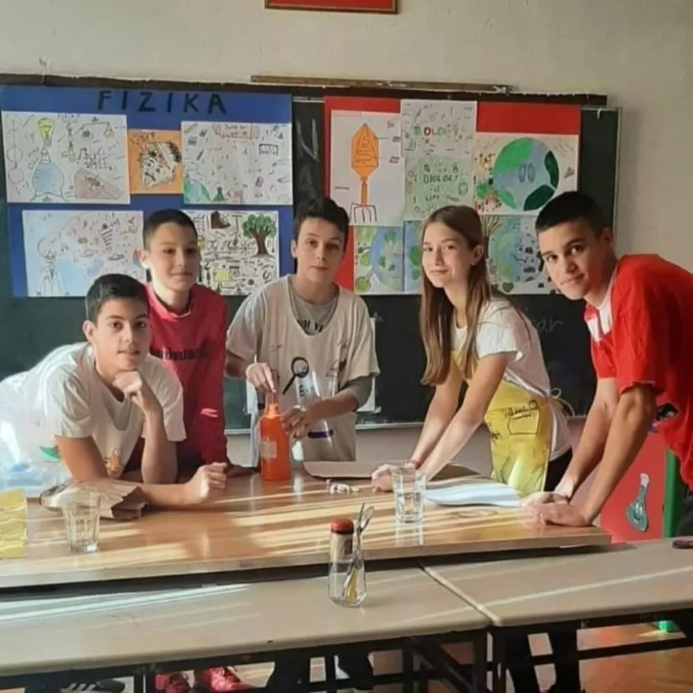 Magiјa laboratoriјe u O&Scaron; "Voјin Popović"