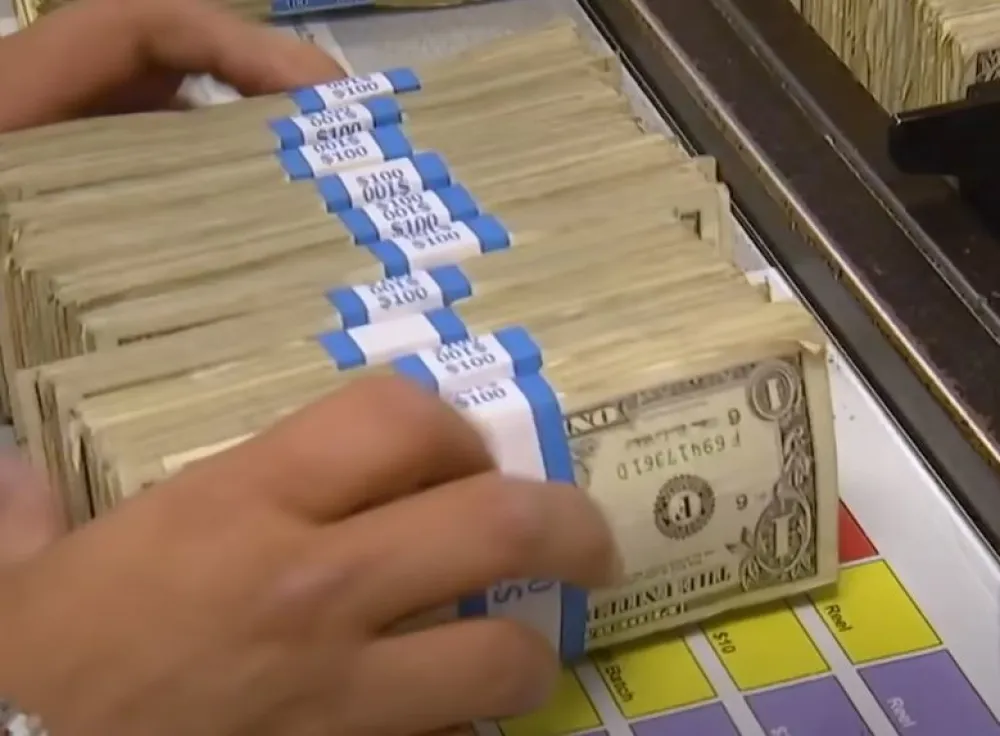 Dolar o&scaron;tro pao, sad vrijedi manje od eura