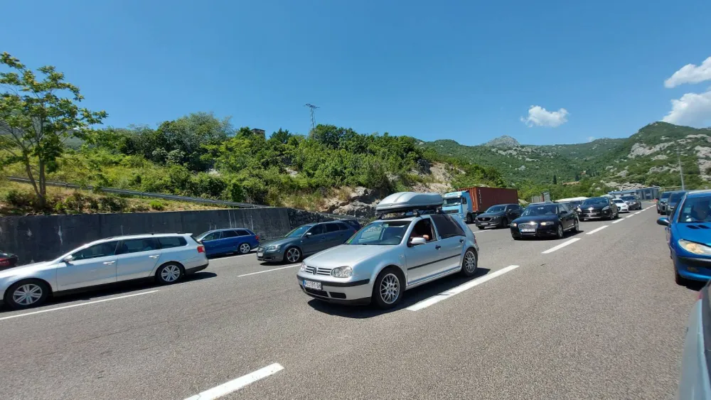 FOTO: Portal DAN - Gužve ka moru