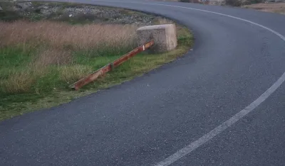 Oborena kapiјa za kontrolu visine u blizini putnog prelaza Duklja