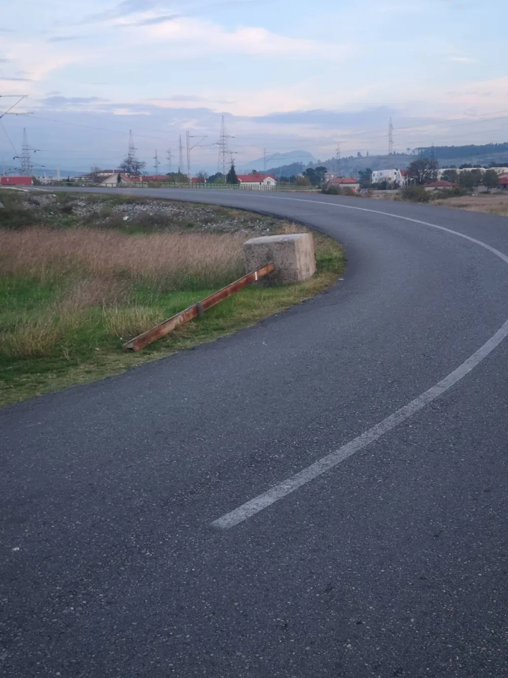 Oborena kapiјa za kontrolu visine u blizini putnog prelaza Duklja