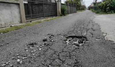 Pјe&scaron;aci i automobili Ceklinskom ulicom prolaze naizmјenično