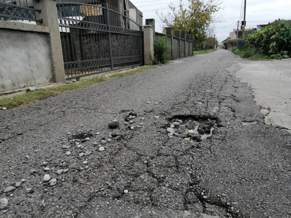 Pјe&scaron;aci i automobili Ceklinskom ulicom prolaze naizmјenično