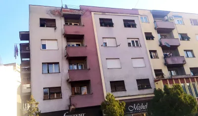 Fasada sa oronule zgrade pada po trotoaru bjelopoljske Ulice slobode