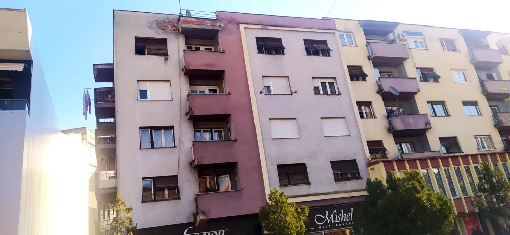 Fasada sa oronule zgrade pada po trotoaru bjelopoljske Ulice slobode