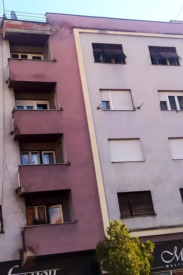 Fasada sa oronule zgrade pada po trotoaru bjelopoljske Ulice slobode