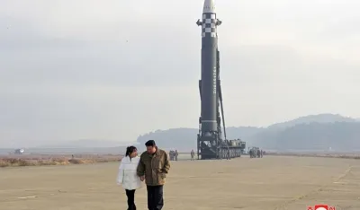 Kim Jong-un s kćerkom Ju Ae prisustvuje lansiranju rakete