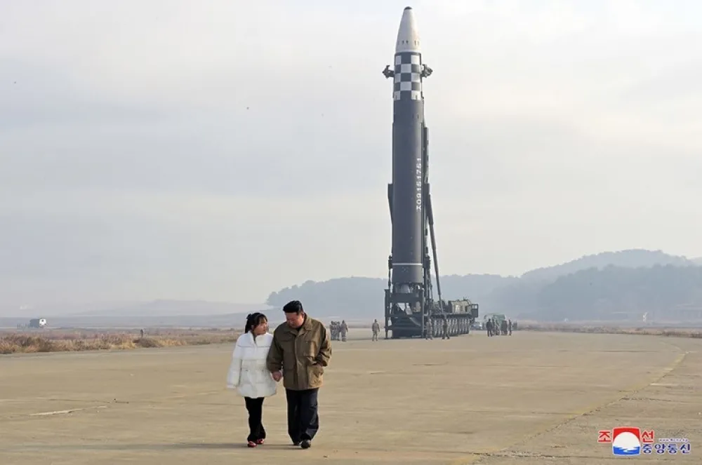 Kim Jong-un s kćerkom Ju Ae prisustvuje lansiranju rakete