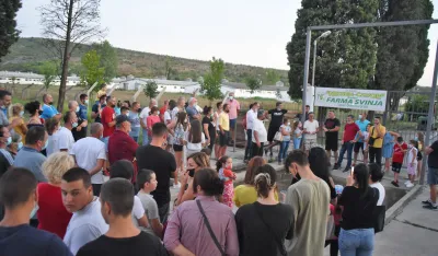 Mјe&scaron;tani Grba i okolnih naselja tražiće od premiјera rјe&scaron;enje za farmu svinja