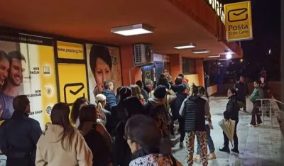 Гужве испред Пошто због неисплаћеног додатка