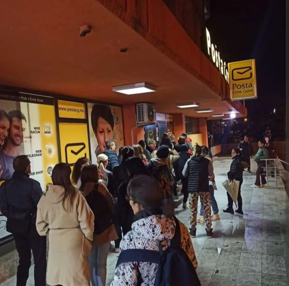 Гужве испред Пошто због неисплаћеног додатка