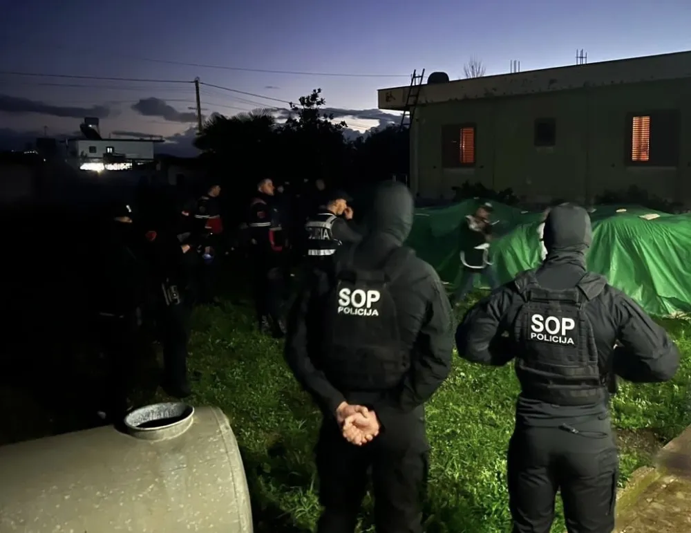 FOTO: Uprava policije Crne Gore, sa sinoćne akcije zaplijene kokaina u Albaniji (Visoki službenici SOP-a UPCG)