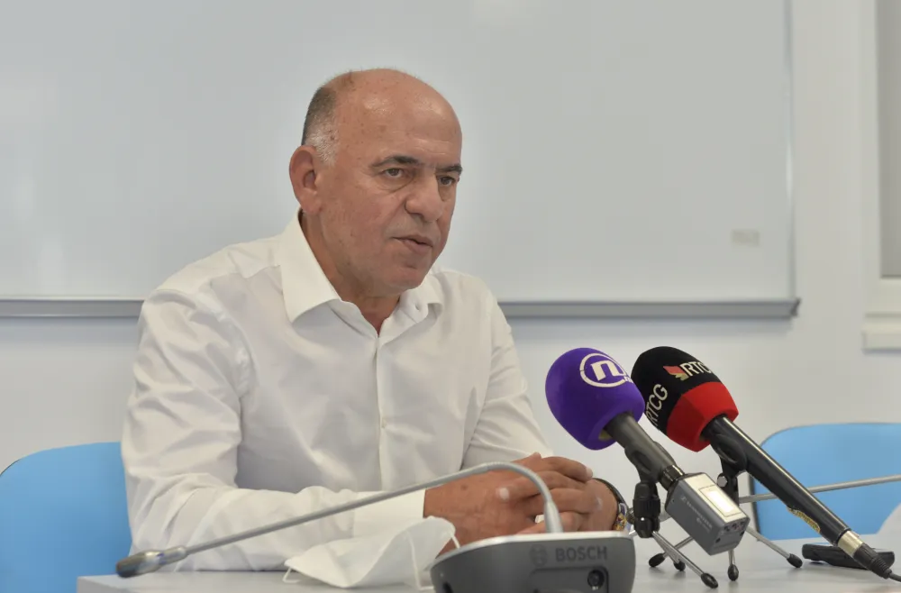 Urucivanje medicinske opreme domu zdravlja na pobreziju, dom zdravlja pobrezije, donacija domu zdravlja, donacija domu zdravlja na pobreziju, medicinska oprema, medicinski instrumenti, Danilo Jokic, direktor domova zdravlja podgorica