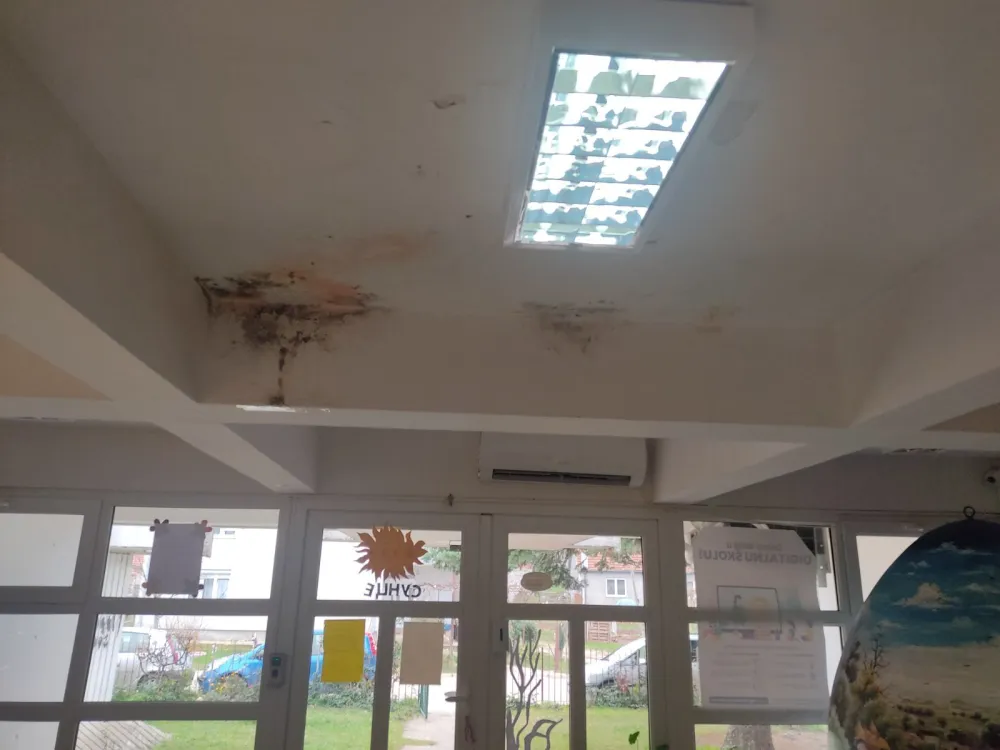 Krov vrtića &bdquo;Sunce&ldquo; u Humcima proki&scaron;njava, privremena sanaciјa u toku