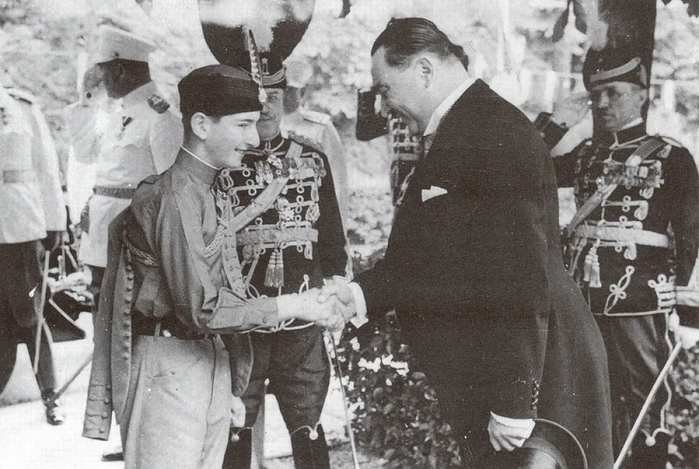 Стојадиновић с будућим краљем Петром II Карађорђевићем, између 1934. и 1939. г (фото: википедија)
