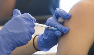 Britanija dozvolila vakcinu protiv korone za novorođenčad