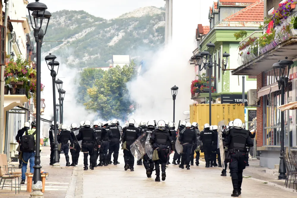 Protest cetinjana zbog ustolicenja mitropolita Joanikija