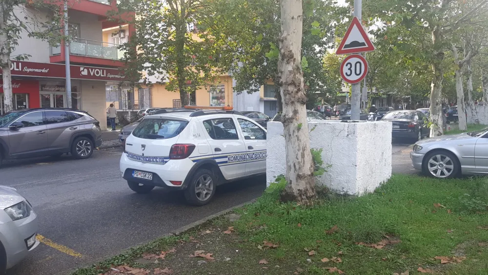Nepropisno parkiranje: Komunalna policija blokirala ložu za kontejnere